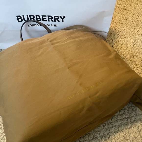 Burberry Reversible Tote - Picture 5 of 5